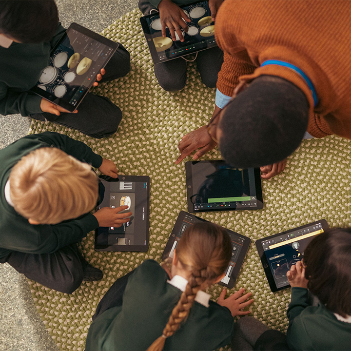 Élèves utilisant l'iPad lors d'un cours de musique