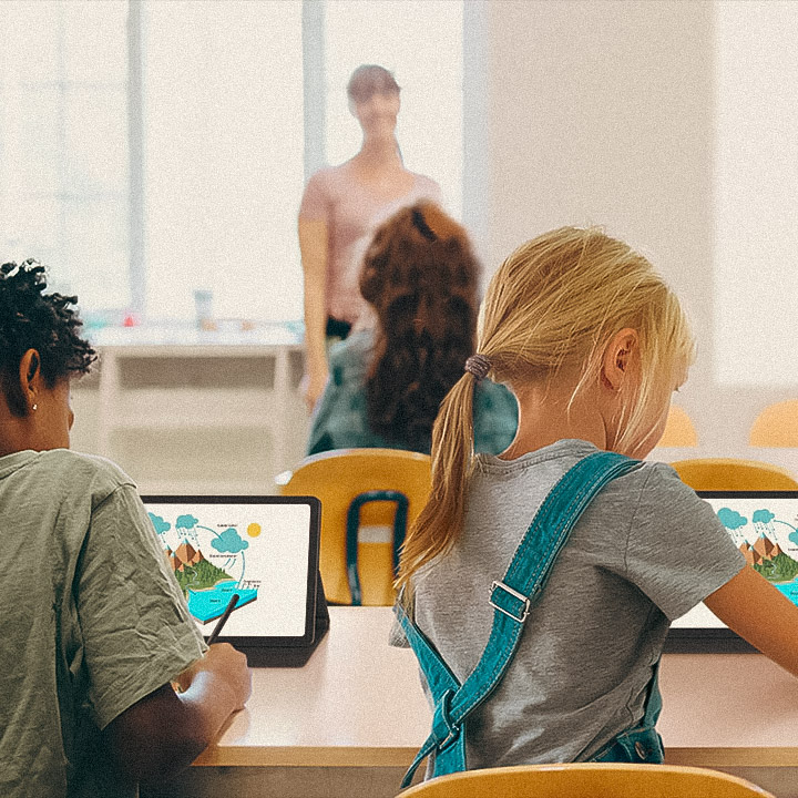 Images d'une salle de classe, avec des élèves travaillant avec des iPad