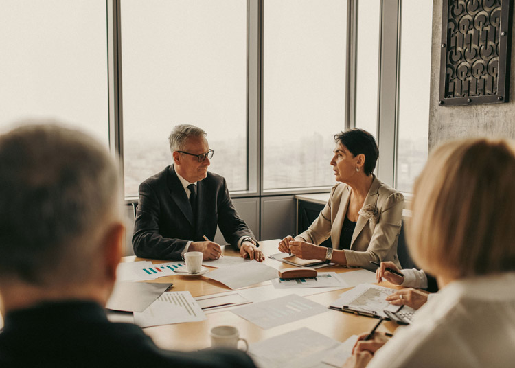 Personnes en réunion dans un bureau lumineux